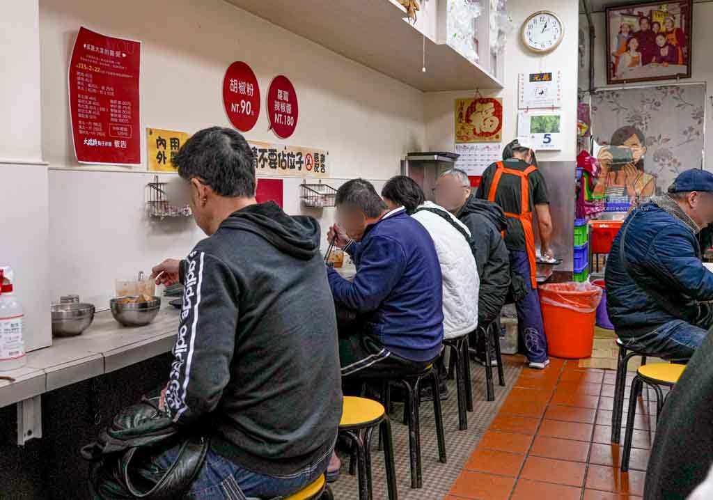 【大橋頭美食】大橋頭筒仔米糕 延三夜市必吃小吃，大同區米其林必比登推薦 @冰淇淋貓的軟爛生活