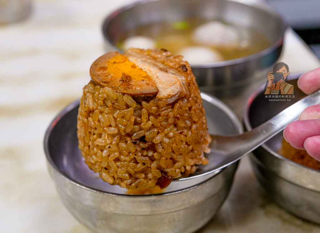 【大橋頭美食】大橋頭筒仔米糕 延三夜市必吃小吃，大同區米其林必比登推薦 @冰淇淋貓的軟爛生活