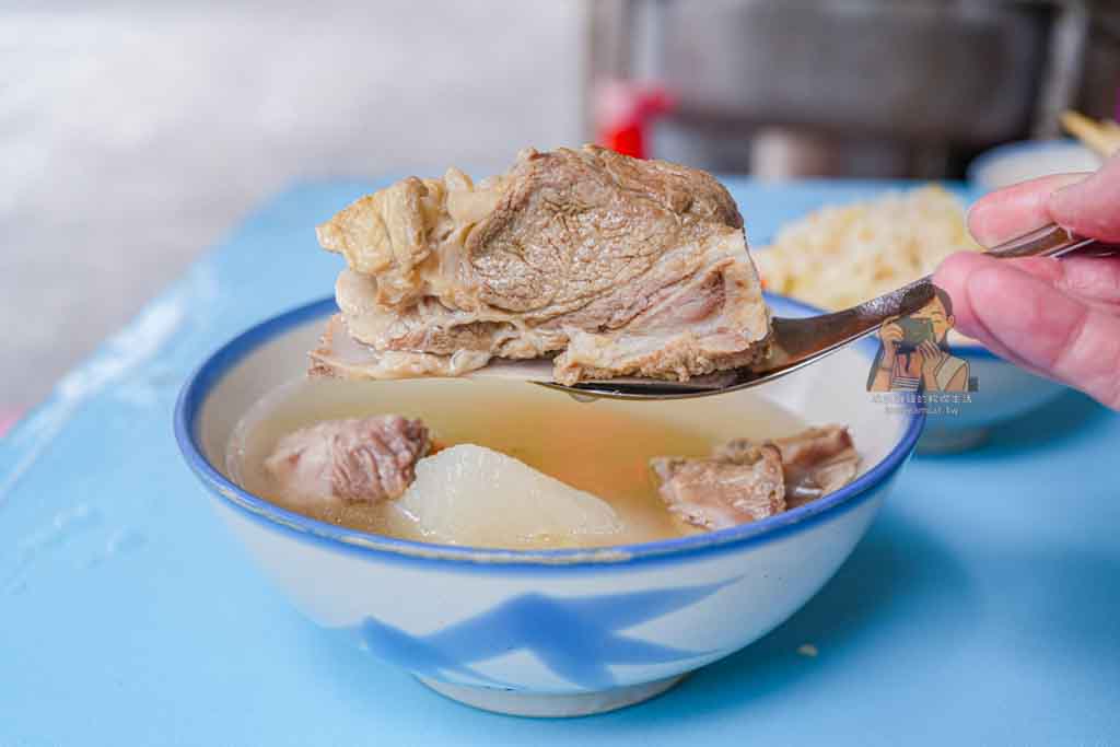 大橋頭美食｜灶頂原汁排骨湯高麗菜 延三夜市飯排骨湯，米其林必比登推薦 @冰淇淋貓的軟爛生活