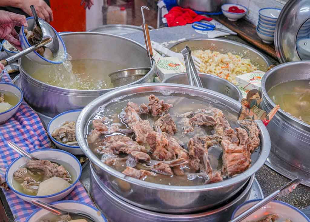 大橋頭美食｜灶頂原汁排骨湯高麗菜 延三夜市飯排骨湯，米其林必比登推薦 @冰淇淋貓的軟爛生活
