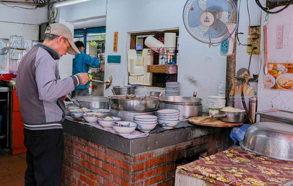 大橋頭美食｜灶頂原汁排骨湯高麗菜 延三夜市飯排骨湯，米其林必比登推薦 @冰淇淋貓的軟爛生活