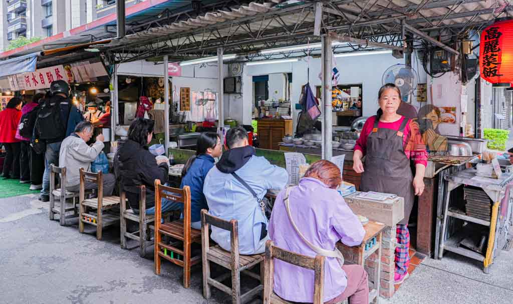 大橋頭美食｜灶頂原汁排骨湯高麗菜 延三夜市飯排骨湯，米其林必比登推薦 @冰淇淋貓的軟爛生活