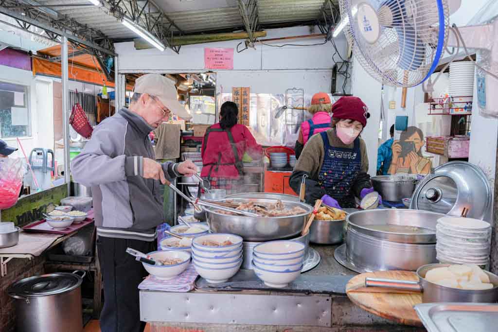 大橋頭美食｜灶頂原汁排骨湯高麗菜 延三夜市飯排骨湯，米其林必比登推薦 @冰淇淋貓的軟爛生活