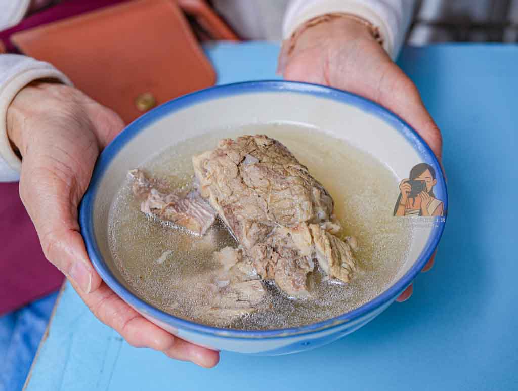 大橋頭美食｜灶頂原汁排骨湯高麗菜 延三夜市飯排骨湯，米其林必比登推薦 @冰淇淋貓的軟爛生活