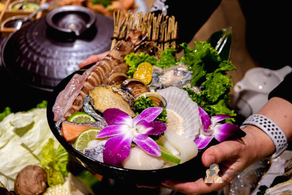 台北101世貿站美食｜君曜雞湯 台北信義區雞湯火鍋推薦 必點雞湯界LV全雞金湯 @冰淇淋貓的軟爛生活