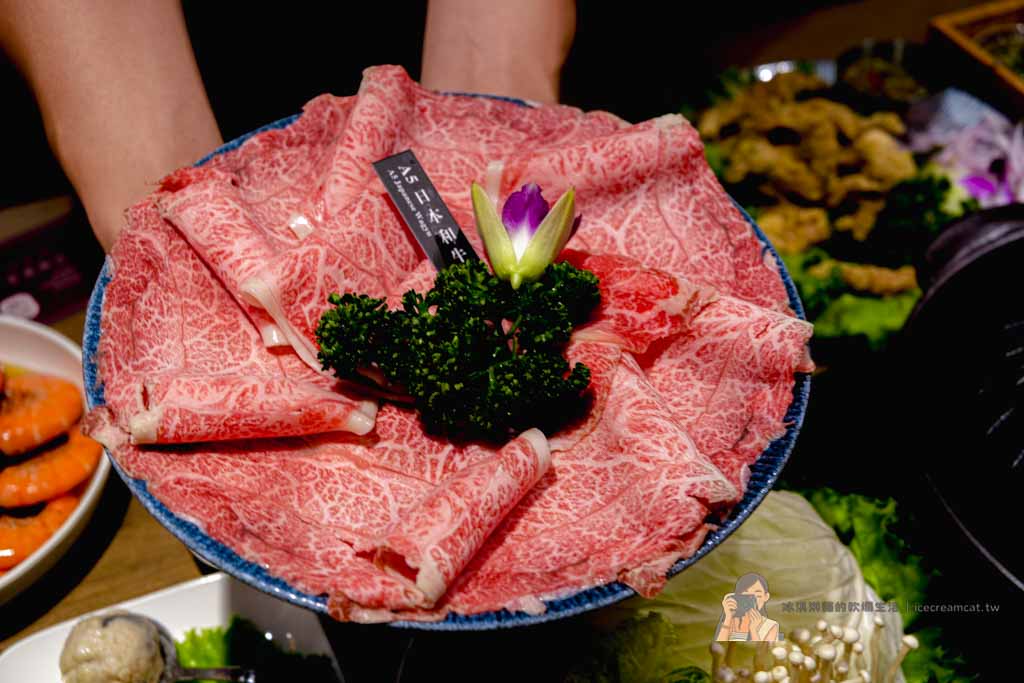 台北101世貿站美食｜君曜雞湯 台北信義區雞湯火鍋推薦 必點雞湯界LV全雞金湯 @冰淇淋貓的軟爛生活