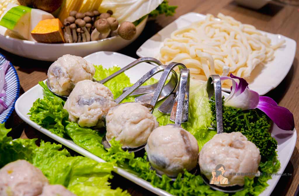 台北101世貿站美食｜君曜雞湯 台北信義區雞湯火鍋推薦 必點雞湯界LV全雞金湯 @冰淇淋貓的軟爛生活