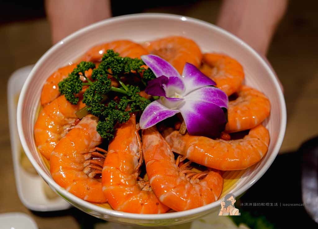 台北101世貿站美食｜君曜雞湯 台北信義區雞湯火鍋推薦 必點雞湯界LV全雞金湯 @冰淇淋貓的軟爛生活