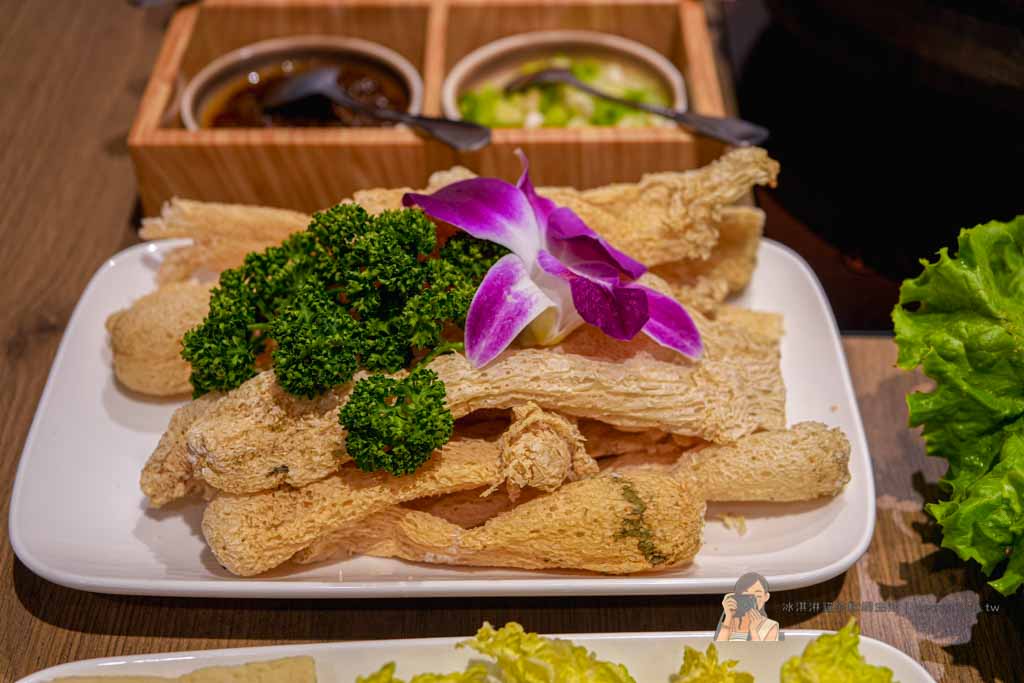 台北101世貿站美食｜君曜雞湯 台北信義區雞湯火鍋推薦 必點雞湯界LV全雞金湯 @冰淇淋貓的軟爛生活