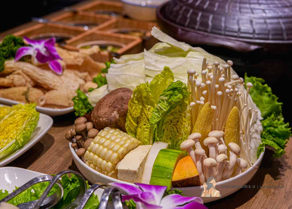 台北101世貿站美食｜君曜雞湯 台北信義區雞湯火鍋推薦 必點雞湯界LV全雞金湯 @冰淇淋貓的軟爛生活