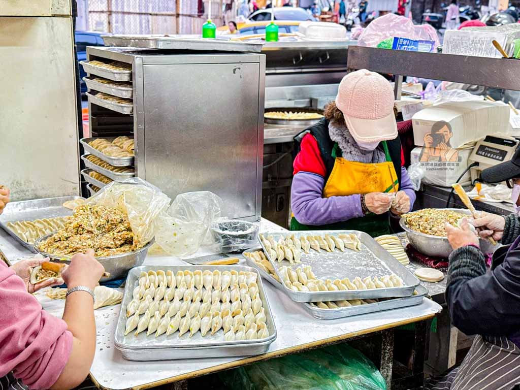 【石牌美食】阿財鍋貼水餃專賣店 北投裕民一路鍋貼推薦，榮總附近必吃小吃 @冰淇淋貓的軟爛生活