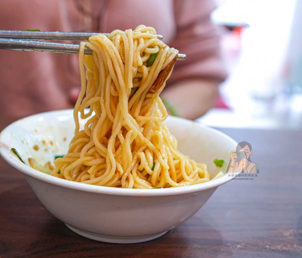 老程麵店|延三夜市老麵店 台北大同區美食推薦,菜單必點古早味豬油乾麵 @冰淇淋貓的軟爛生活 老程麵店|延三夜市老麵店 台北大同區美食推薦,菜單必點古早味豬油乾麵 @冰淇淋貓的軟爛生活
