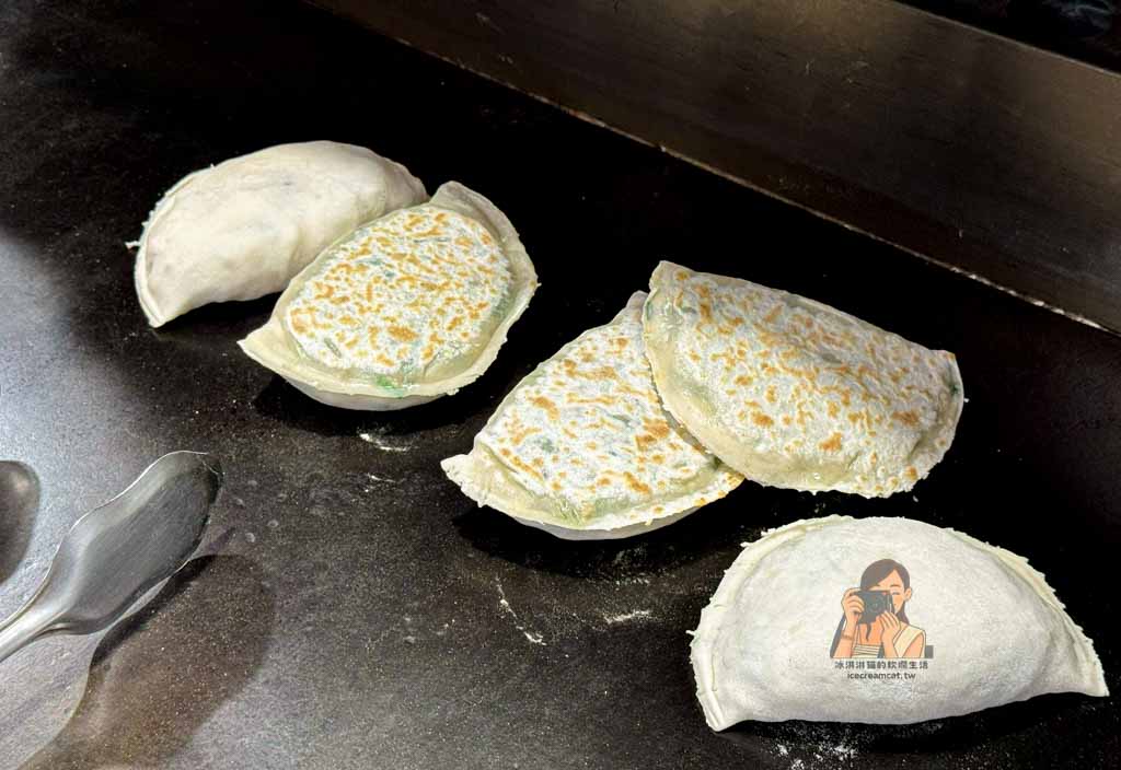 【文常韭菜盒】永春美食 虎林市場排隊小吃,乾烙不油膩高麗菜盒必吃 @冰淇淋貓的軟爛生活 【文常韭菜盒】永春美食 虎林市場排隊小吃,乾烙不油膩高麗菜盒必吃 @冰淇淋貓的軟爛生活