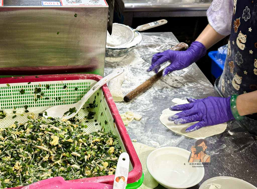 【文常韭菜盒】永春美食 虎林市場排隊小吃，乾烙不油膩高麗菜盒必吃 @冰淇淋貓的軟爛生活