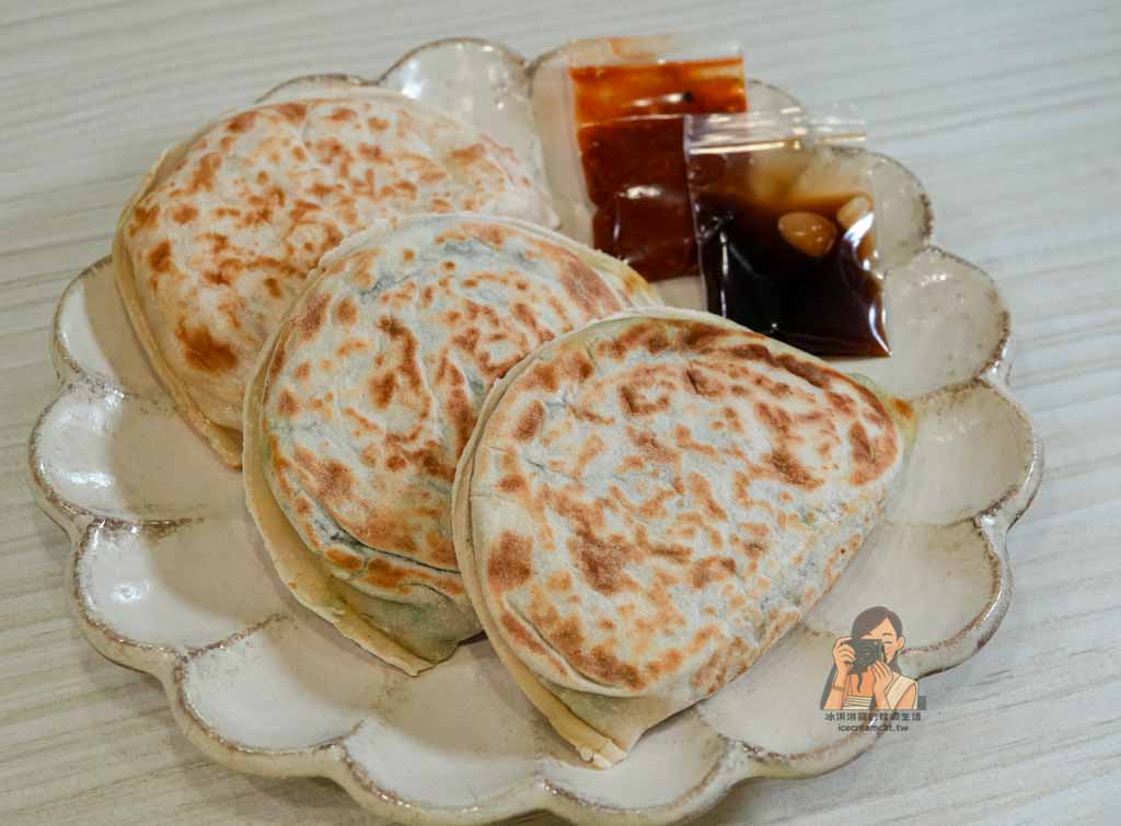 【文常韭菜盒】永春美食 虎林市場排隊小吃,乾烙不油膩高麗菜盒必吃 @冰淇淋貓的軟爛生活 【文常韭菜盒】永春美食 虎林市場排隊小吃,乾烙不油膩高麗菜盒必吃 @冰淇淋貓的軟爛生活