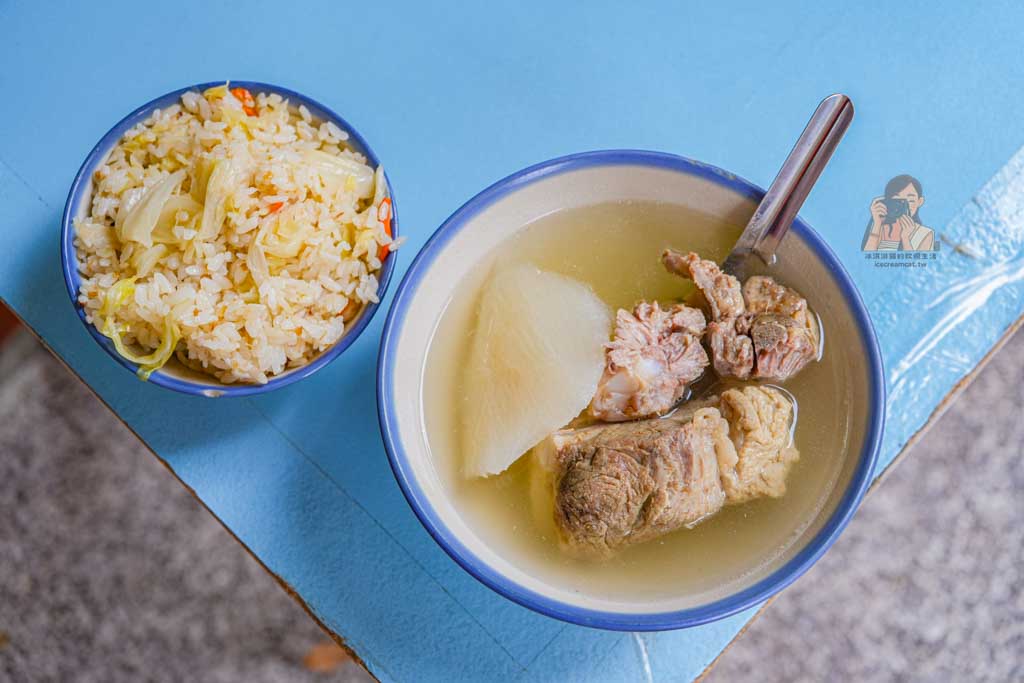 大橋頭美食｜灶頂原汁排骨湯高麗菜 延三夜市飯排骨湯，米其林必比登推薦 @冰淇淋貓的軟爛生活