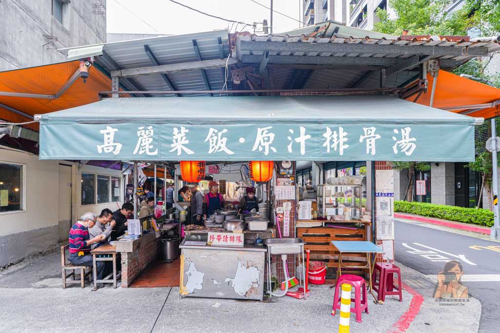 大橋頭美食｜灶頂原汁排骨湯高麗菜 延三夜市飯排骨湯，米其林必比登推薦 @冰淇淋貓的軟爛生活