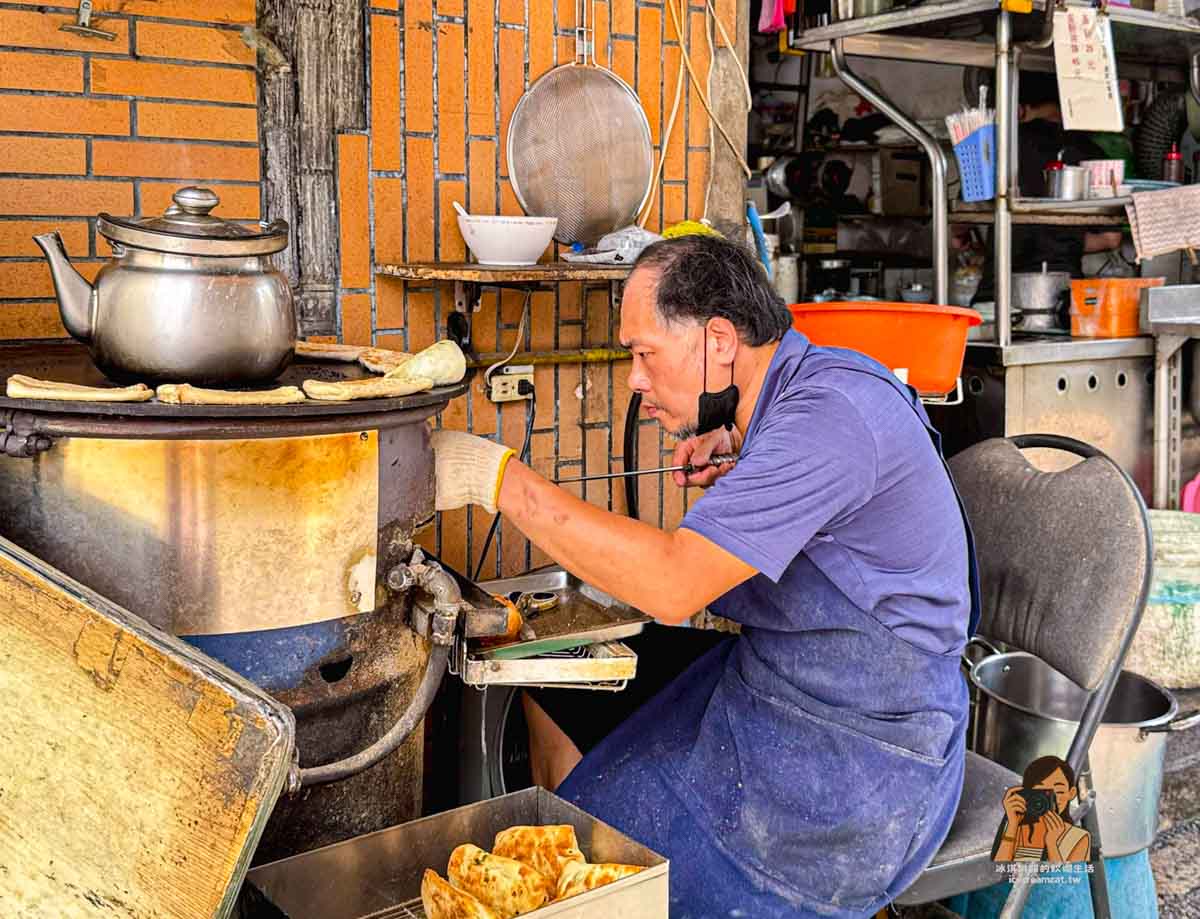 東門美食｜青島豆漿店排隊早餐，炭烤肉餅＋焦香豆漿人氣必吃（菜單） @冰淇淋貓的軟爛生活