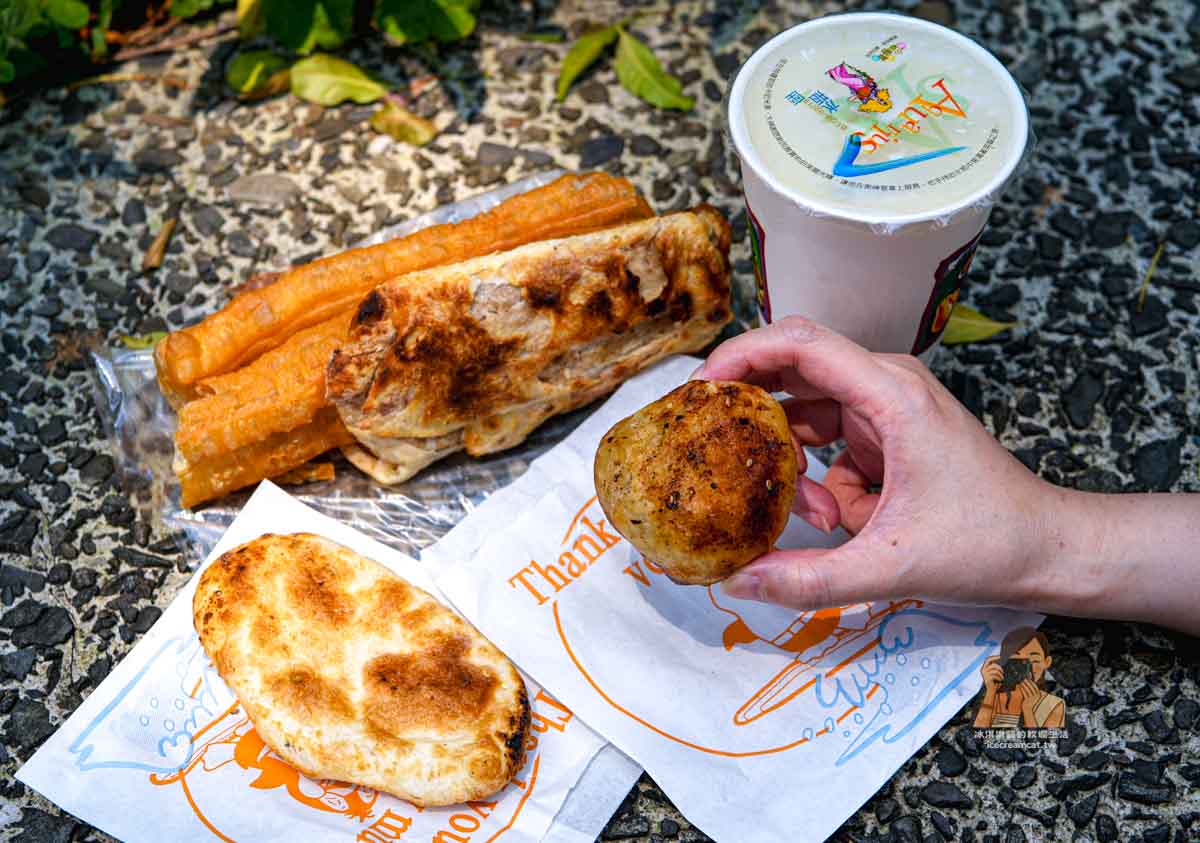 東門美食｜青島豆漿店排隊早餐，炭烤肉餅＋焦香豆漿人氣必吃（菜單） @冰淇淋貓的軟爛生活
