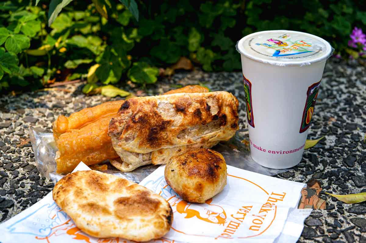 東門美食｜青島豆漿店排隊早餐，炭烤肉餅＋焦香豆漿人氣必吃（菜單） @冰淇淋貓的軟爛生活