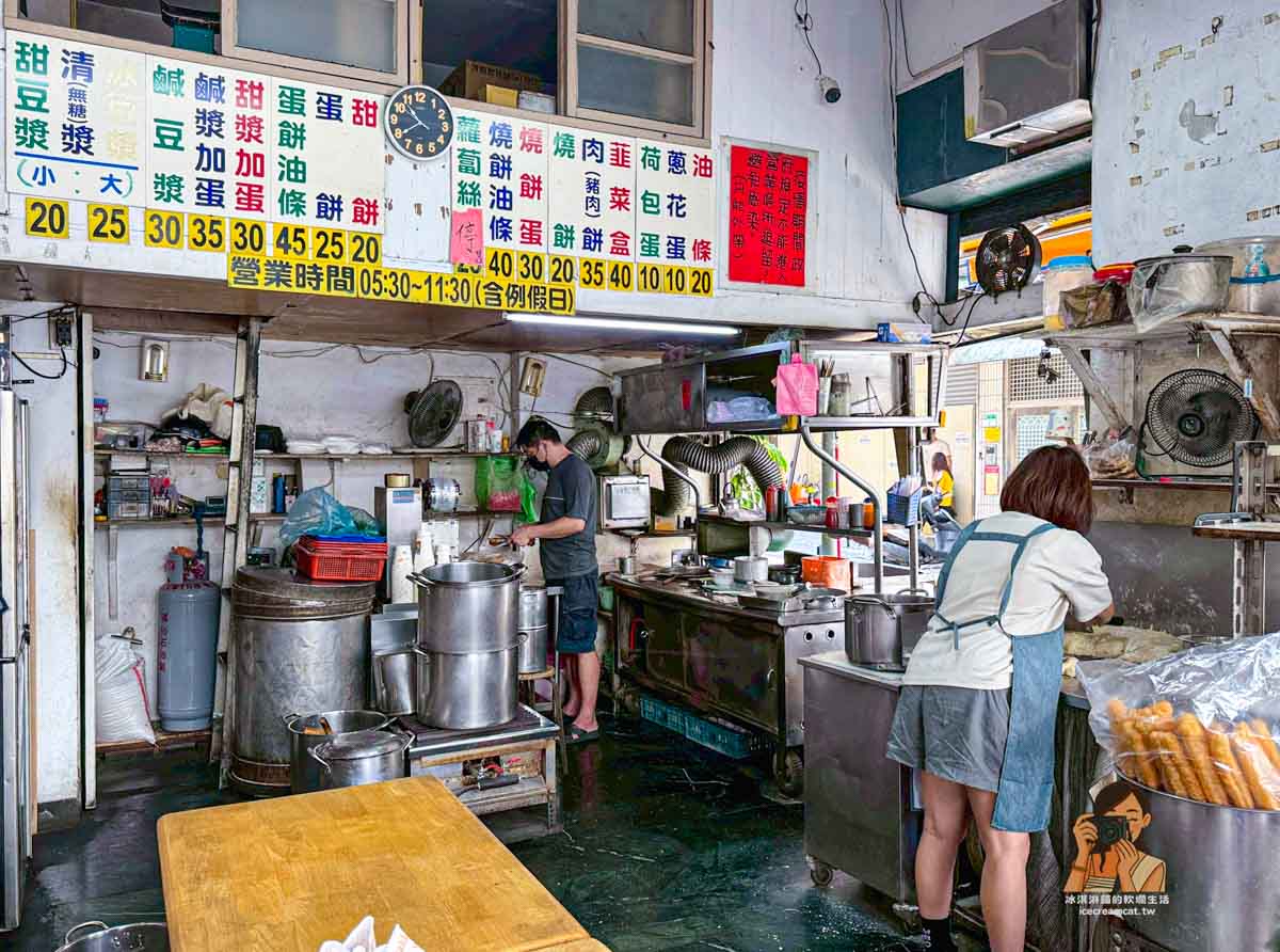 東門美食｜青島豆漿店排隊早餐，炭烤肉餅＋焦香豆漿人氣必吃（菜單） @冰淇淋貓的軟爛生活