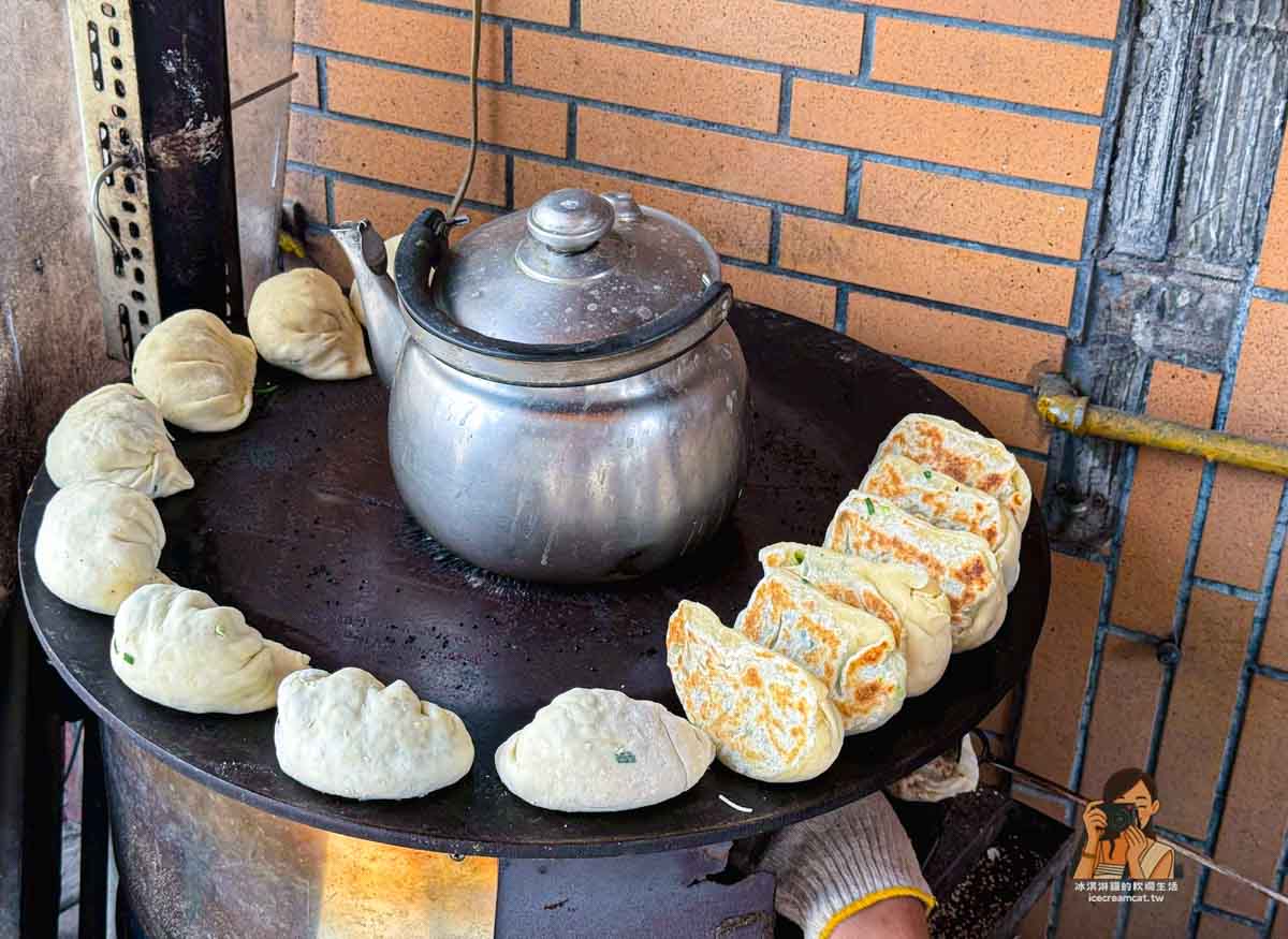 東門美食｜青島豆漿店排隊早餐，炭烤肉餅＋焦香豆漿人氣必吃（菜單） @冰淇淋貓的軟爛生活