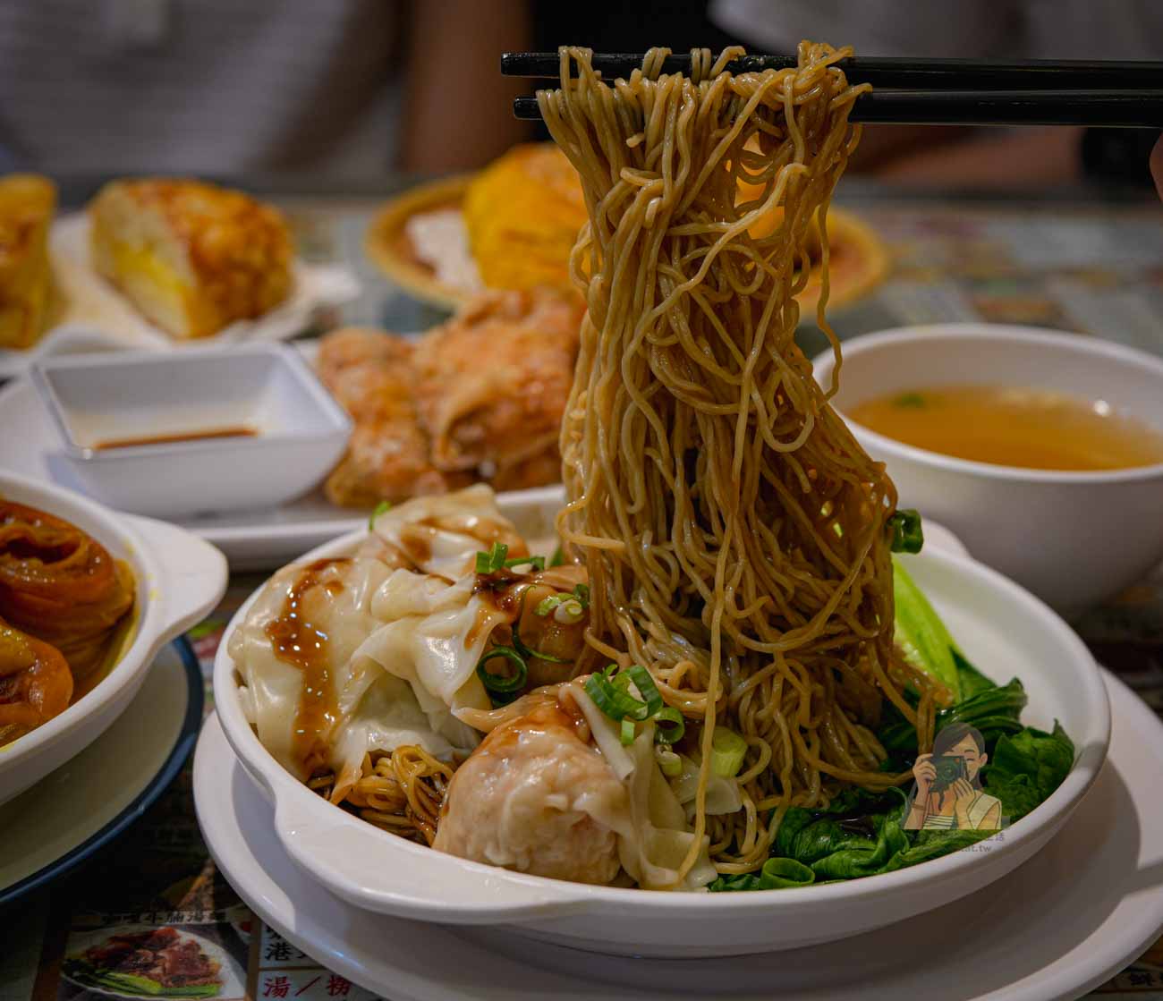 忠孝敦化美食｜香港茶水攤港點與熱炒，平價美食道地 菜單必點蜜汁叉燒酥 @冰淇淋貓的軟爛生活