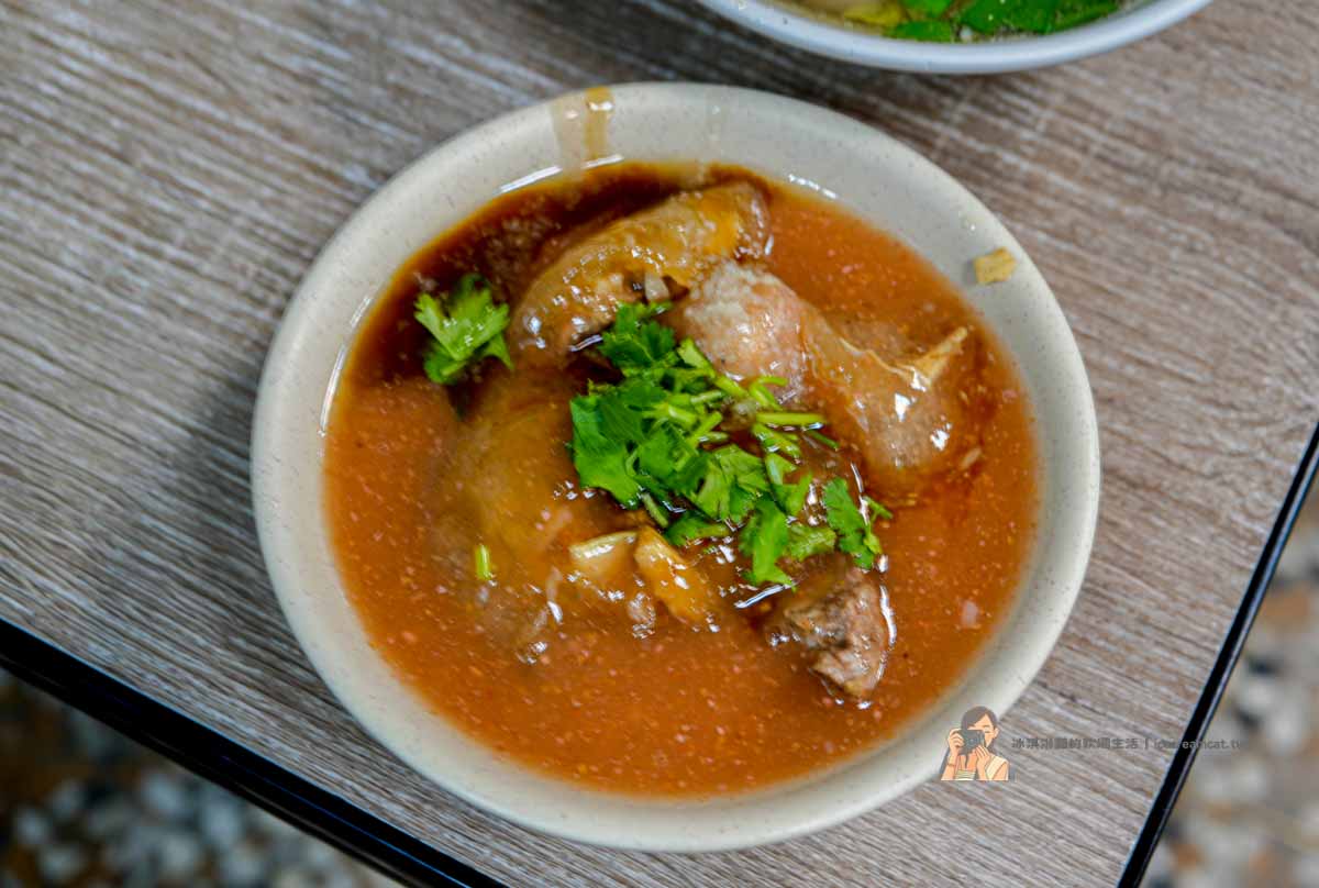 【江子翠美食】石頭肉圓豬血腸湯推薦，板橋老店銅板小吃（菜單）美鳳姐也愛 @冰淇淋貓的軟爛生活