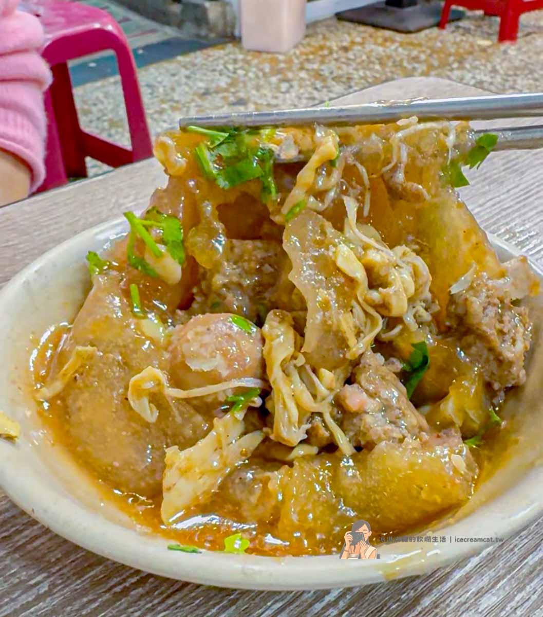 【江子翠美食】石頭肉圓豬血腸湯推薦，板橋老店銅板小吃（菜單）美鳳姐也愛 @冰淇淋貓的軟爛生活