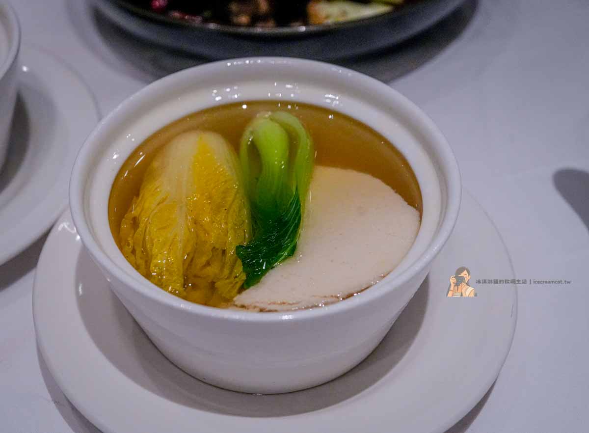 【天母美食】天母國賓中餐廳，川粵菜合菜必吃烤鴨與絲房甜薯（芝山站美食） @冰淇淋貓的軟爛生活