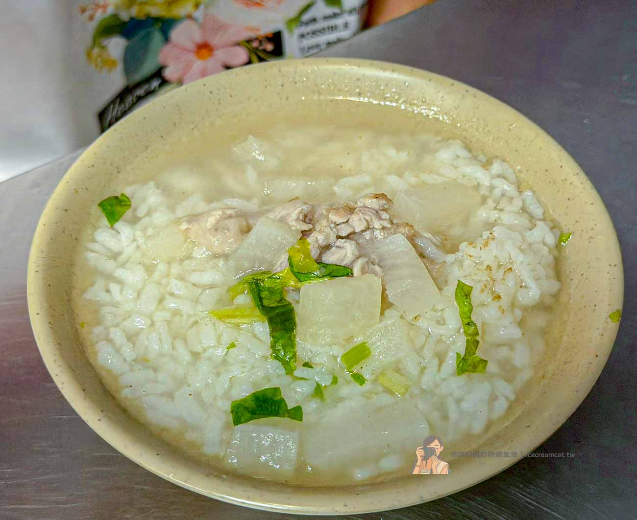 【淡水美食】五福食堂(阿明鹹粥) 淡水清水市場人氣鹹粥早餐，在地人從小吃到大 @冰淇淋貓的軟爛生活