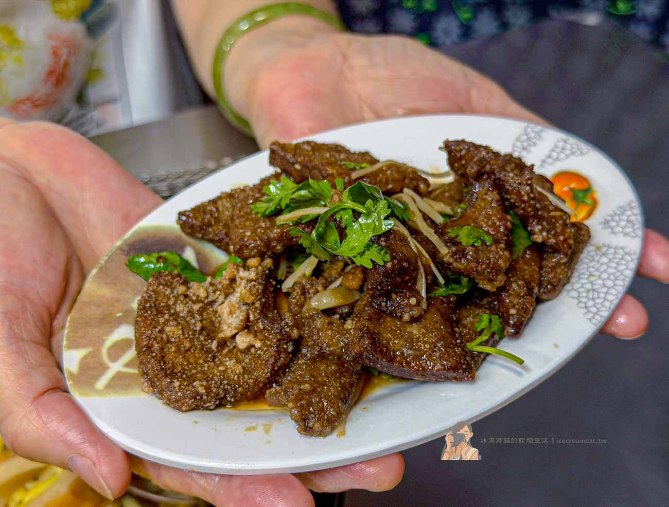 【淡水美食】五福食堂(阿明鹹粥) 淡水清水市場人氣鹹粥早餐，在地人從小吃到大 @冰淇淋貓的軟爛生活
