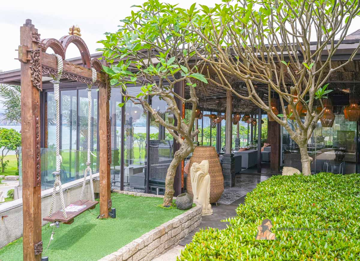 【八里美食】水灣餐廳榕堤店 淡水河景第一排景觀餐廳，峇里島風約會聚餐超放鬆 @冰淇淋貓的軟爛生活