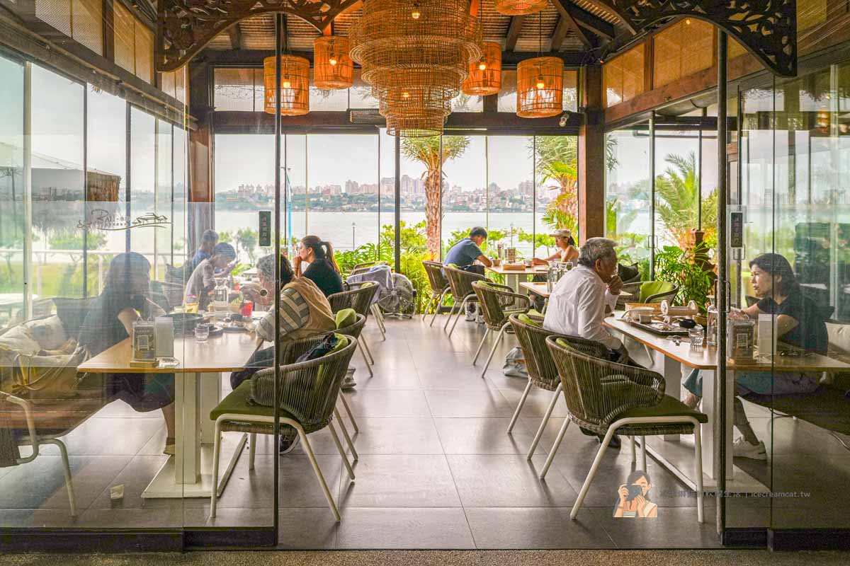 【八里美食】水灣餐廳榕堤店 淡水河景第一排景觀餐廳，峇里島風約會聚餐超放鬆 @冰淇淋貓的軟爛生活