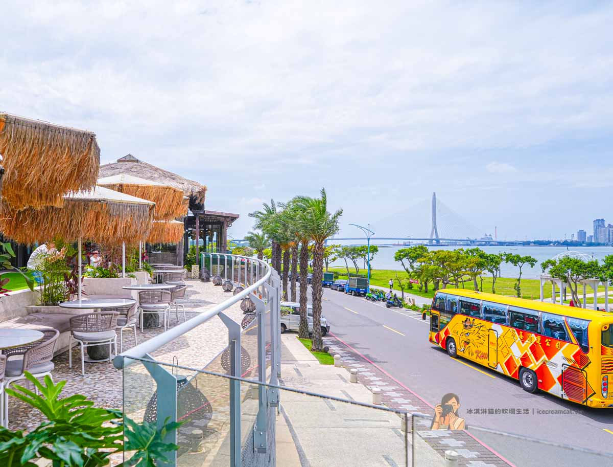 【八里美食】水灣餐廳榕堤店 淡水河景第一排景觀餐廳，峇里島風約會聚餐超放鬆 @冰淇淋貓的軟爛生活