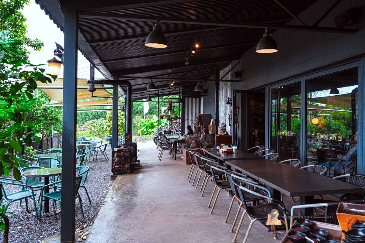 【八里咖啡廳】Garage Cafe台64旁重機咖啡廳推薦，觀音山夜景餐廳＋菜單必點 @冰淇淋貓的軟爛生活