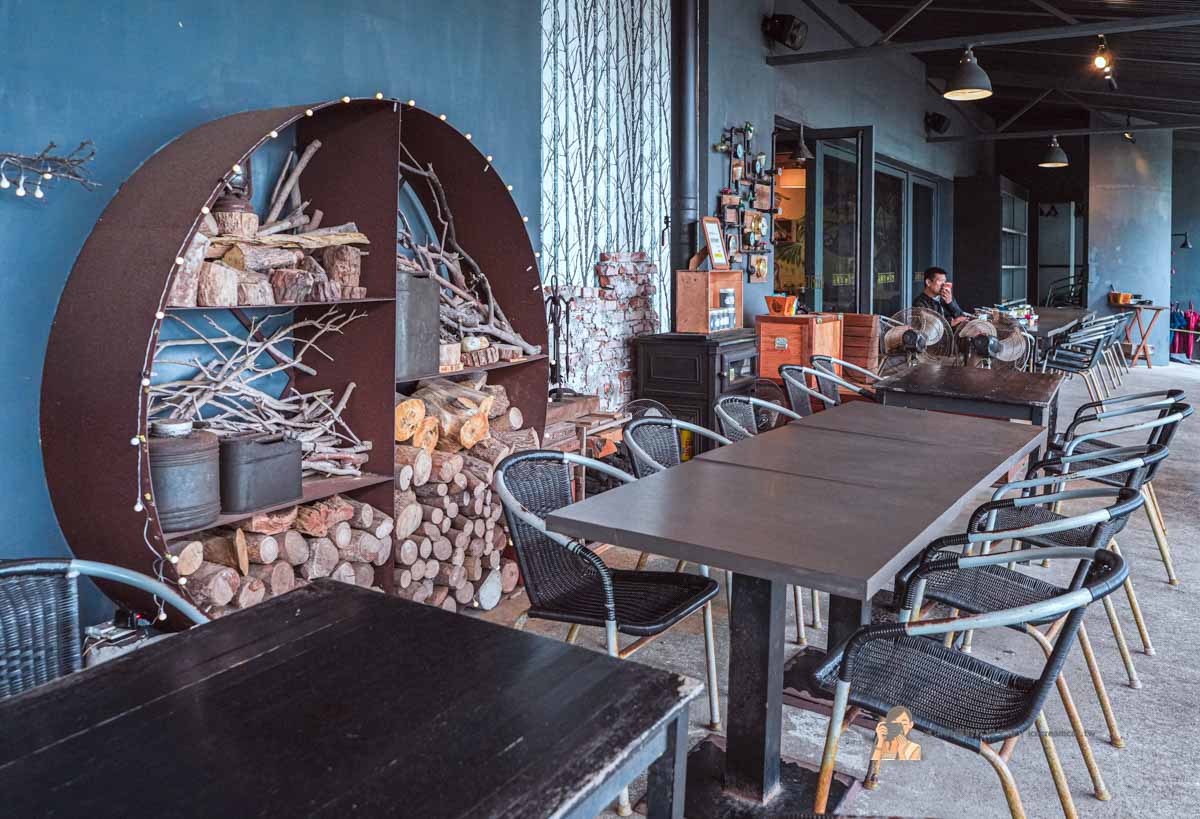【八里咖啡廳】Garage Cafe台64旁重機咖啡廳推薦，觀音山夜景餐廳＋菜單必點 @冰淇淋貓的軟爛生活