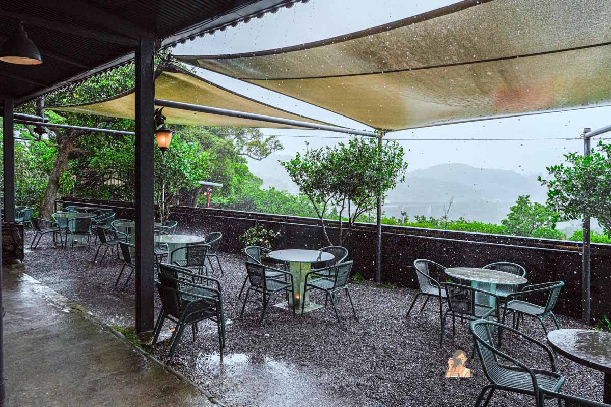 【八里咖啡廳】Garage Cafe台64旁重機咖啡廳推薦，觀音山夜景餐廳＋菜單必點 @冰淇淋貓的軟爛生活