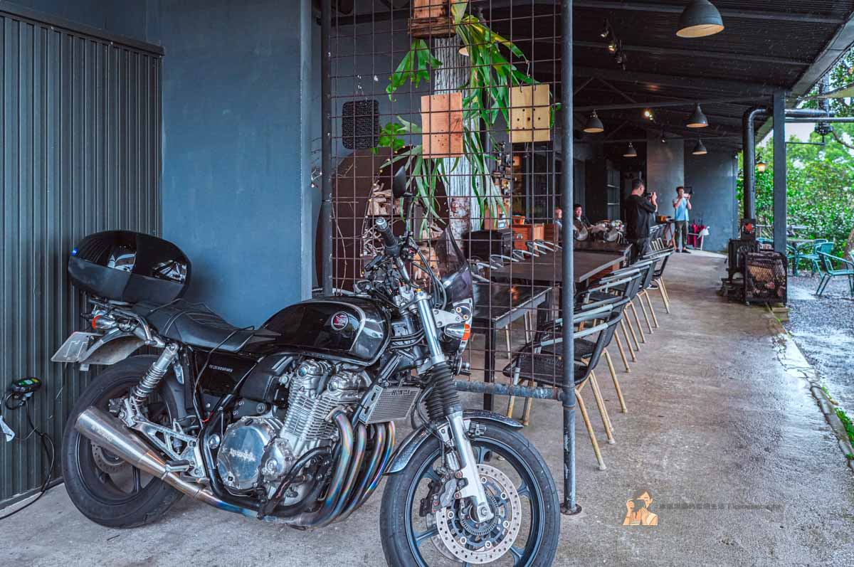 【八里咖啡廳】Garage Cafe台64旁重機咖啡廳推薦，觀音山夜景餐廳＋菜單必點 @冰淇淋貓的軟爛生活