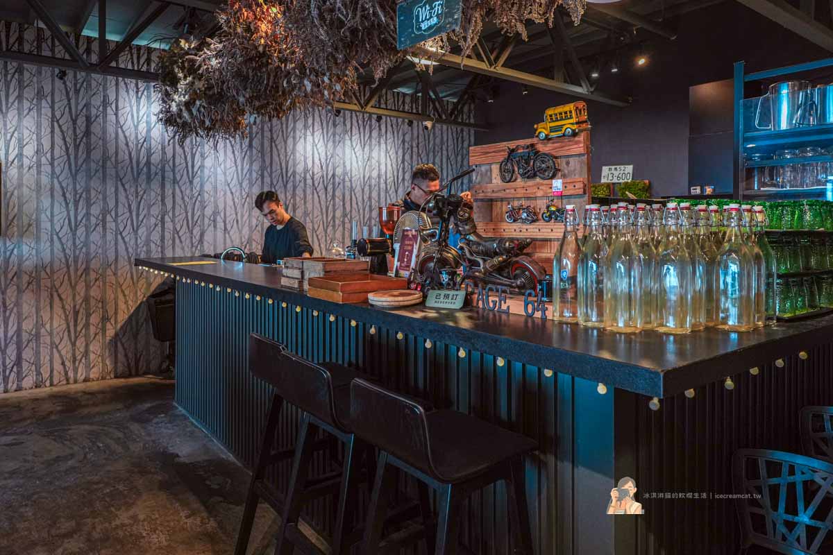 【八里咖啡廳】Garage Cafe台64旁重機咖啡廳推薦，觀音山夜景餐廳＋菜單必點 @冰淇淋貓的軟爛生活