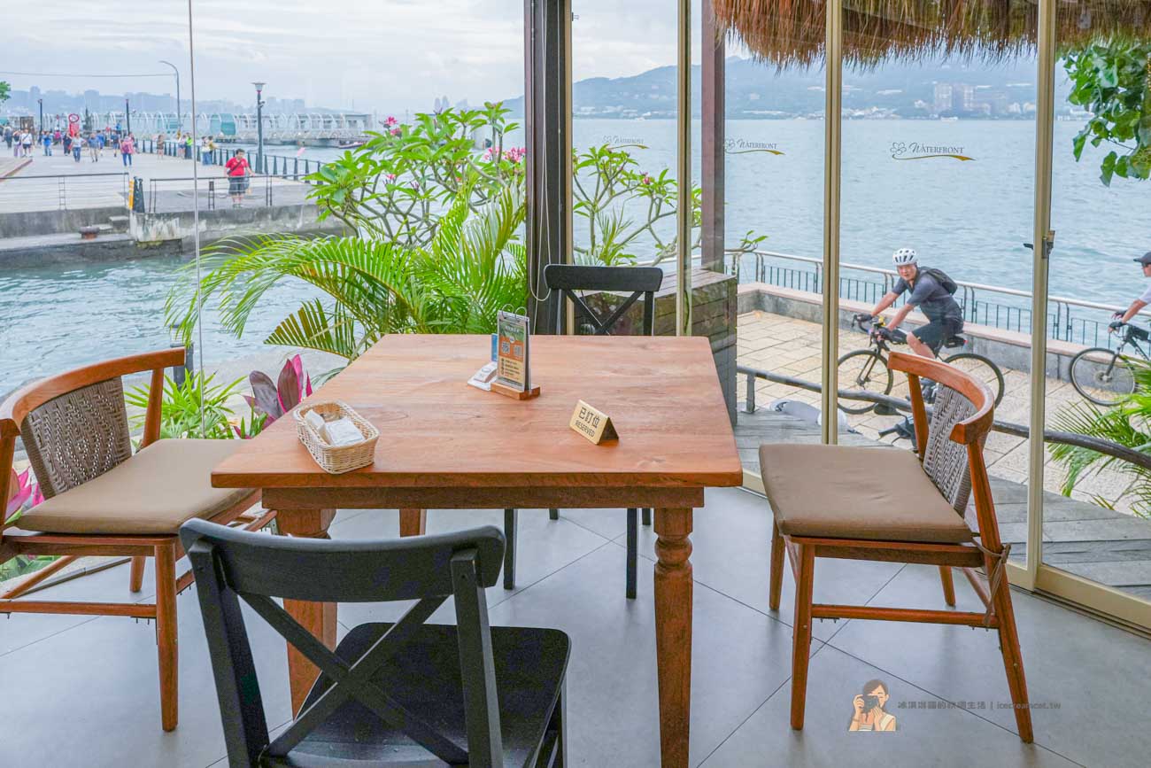 【淡水美食】水灣餐廳榕堤店 看得到淡江大橋的河景餐廳，約會聚餐看夕陽超放鬆 @冰淇淋貓的軟爛生活