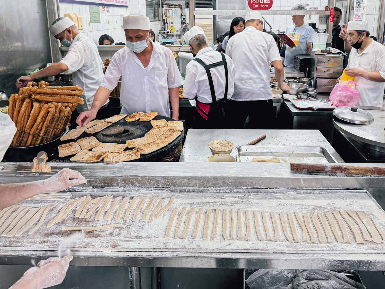 【大安美食】復興南路永和豆漿大王 觀光客必吃台灣早餐，菜單必點燒餅油條 @冰淇淋貓的軟爛生活