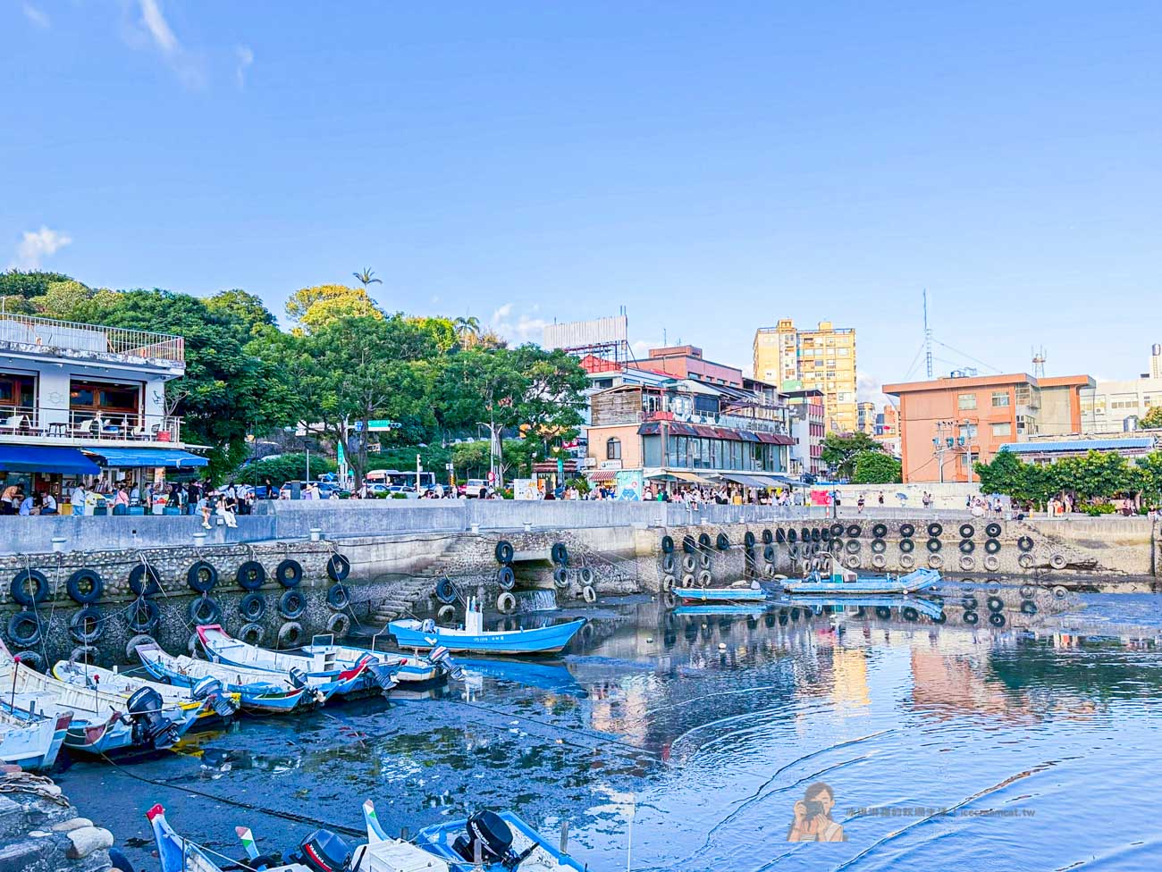 【淡水美食】淡水漁文影像館 50元不限時海景咖啡廳，看淡江大橋夕陽第一排 @冰淇淋貓的軟爛生活