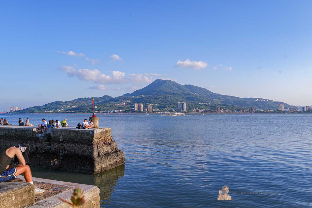 【淡水美食】淡水漁文影像館 50元不限時海景咖啡廳，看淡江大橋夕陽第一排 @冰淇淋貓的軟爛生活
