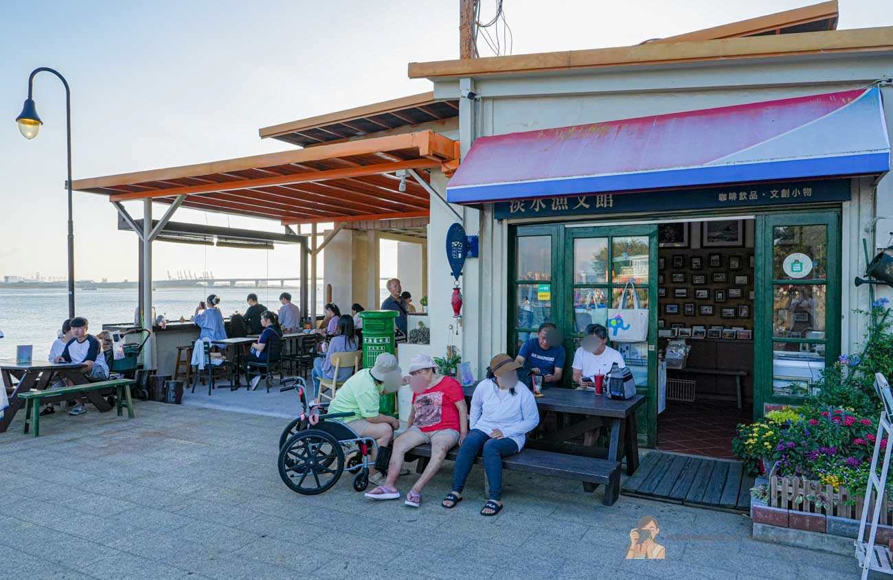 【淡水美食】淡水漁文影像館 50元不限時海景咖啡廳，看淡江大橋夕陽第一排 @冰淇淋貓的軟爛生活