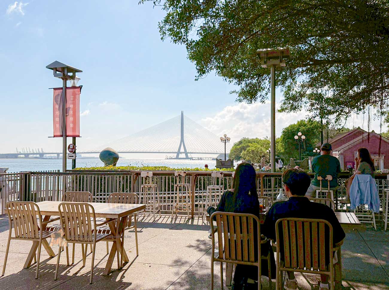 【淡水景觀餐廳】時光樹影河岸景觀餐廳，看淡江大橋老宅咖啡廳！寵物友善推薦 @冰淇淋貓的軟爛生活