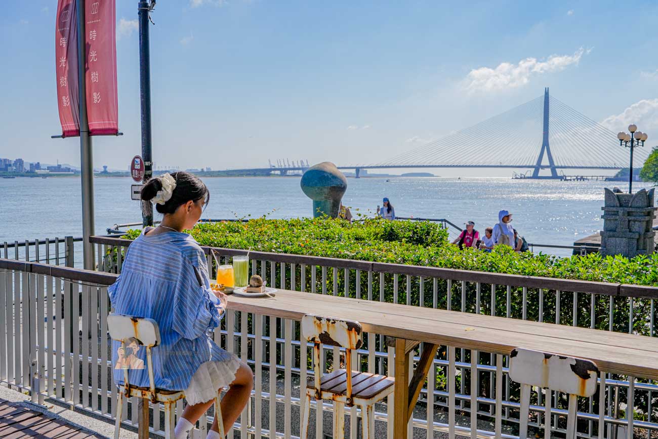 【淡水景觀餐廳】時光樹影河岸景觀餐廳，看淡江大橋老宅咖啡廳！寵物友善推薦 @冰淇淋貓的軟爛生活