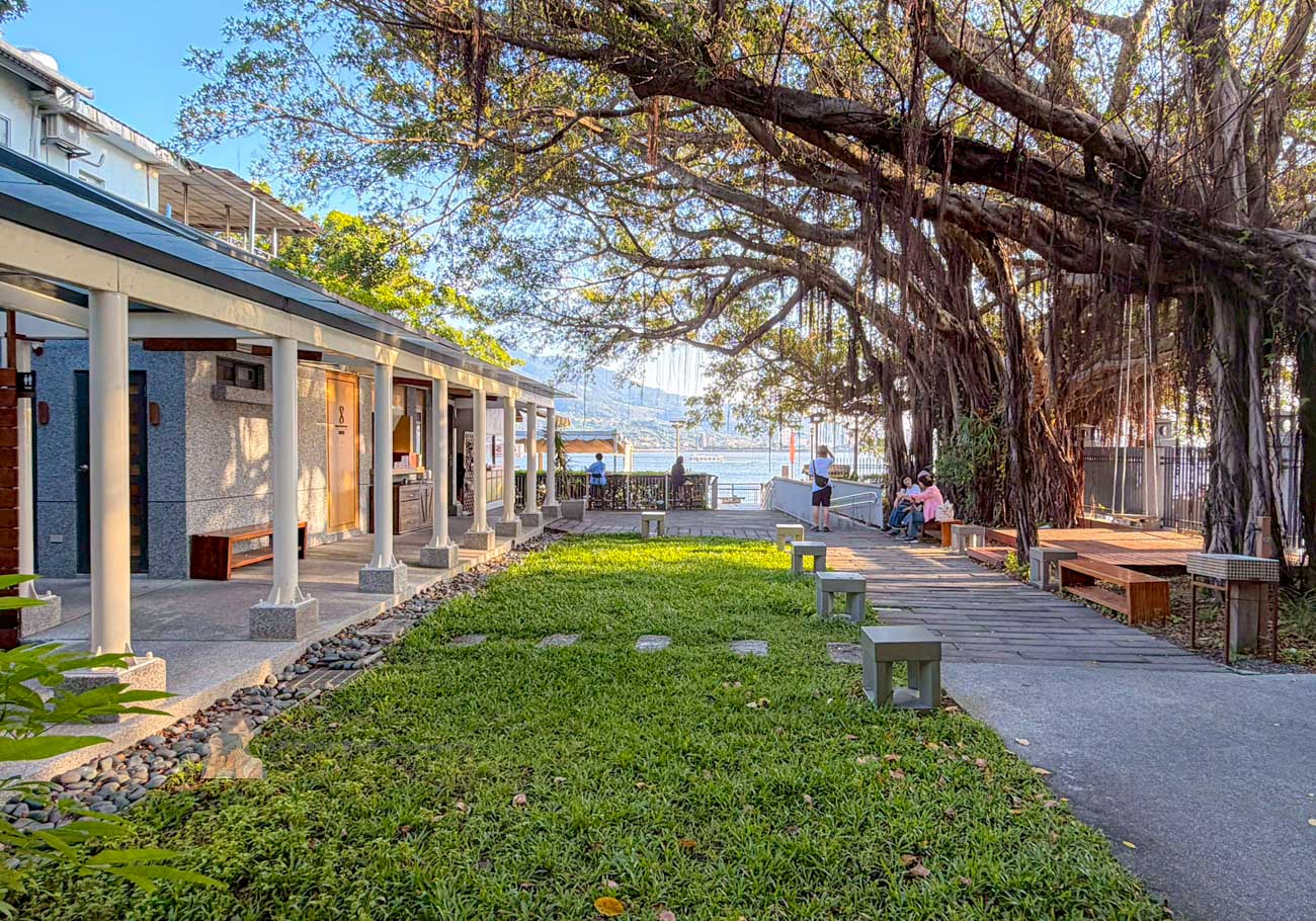 【淡水景觀餐廳】時光樹影河岸景觀餐廳，看淡江大橋老宅咖啡廳！寵物友善推薦 @冰淇淋貓的軟爛生活