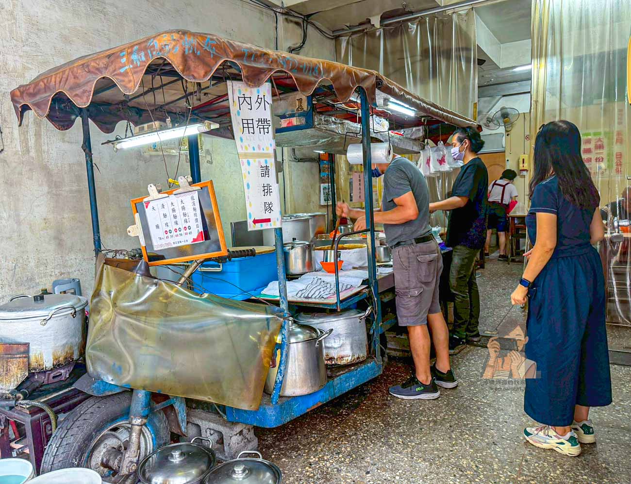 【三重國小站美食】龍濱大腸麵線 三輪車飄香超過35年，菜單必點加量大腸麵線 @冰淇淋貓的軟爛生活
