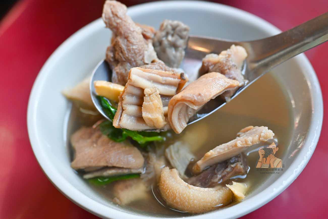 【民生社區美食】蕭家牛雜湯｜阮經天愛店，必吃牛肉炒米粉(南京三民站美食) @冰淇淋貓的軟爛生活